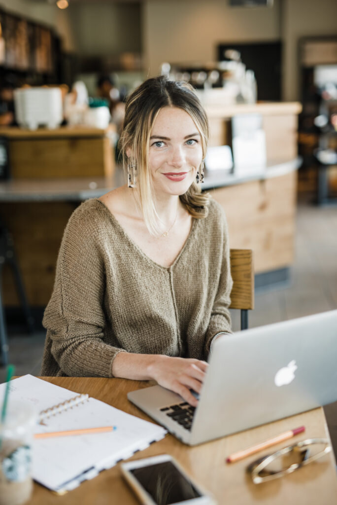 girl in coffee shop with laptop